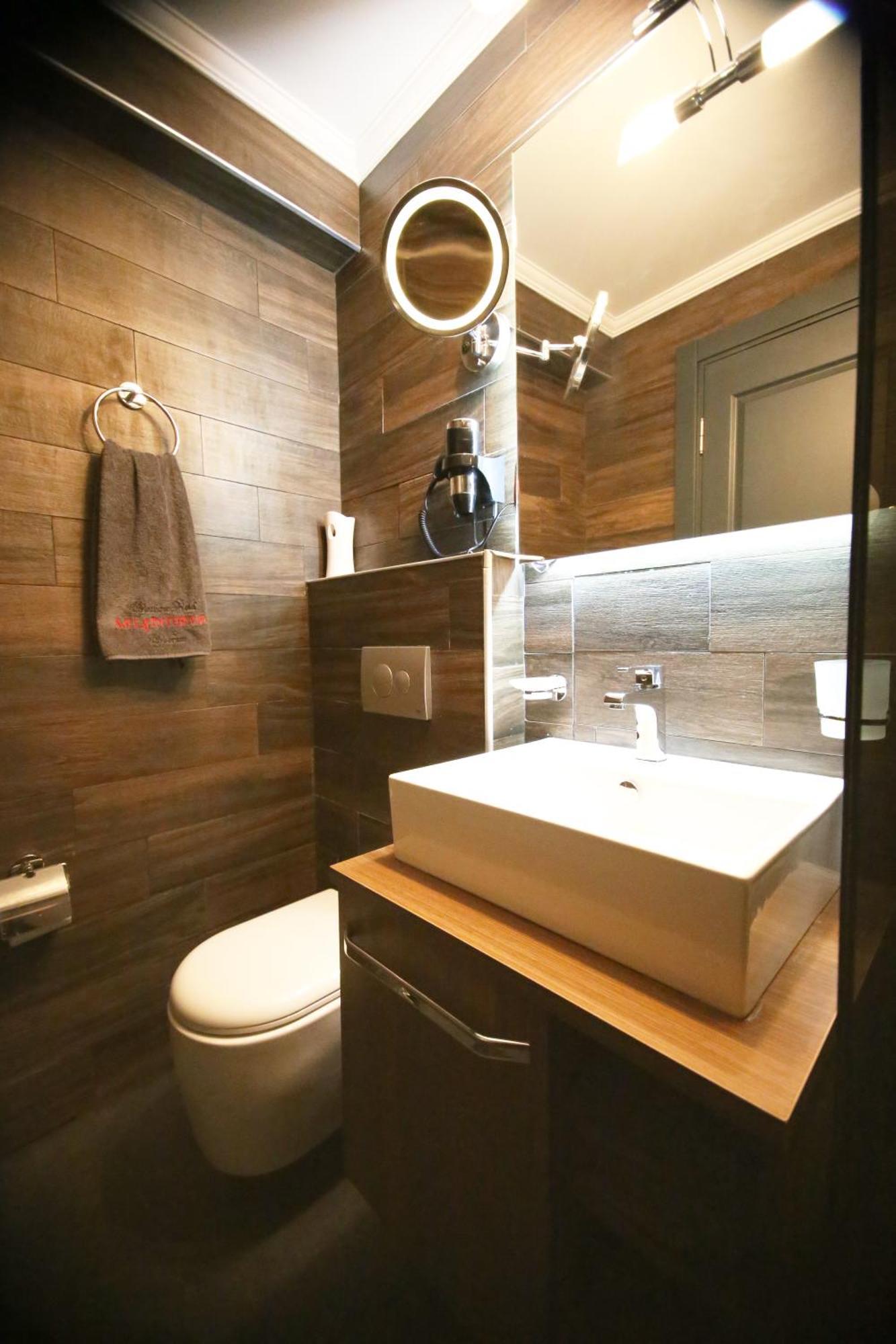 Otel Art & Interiors 2*