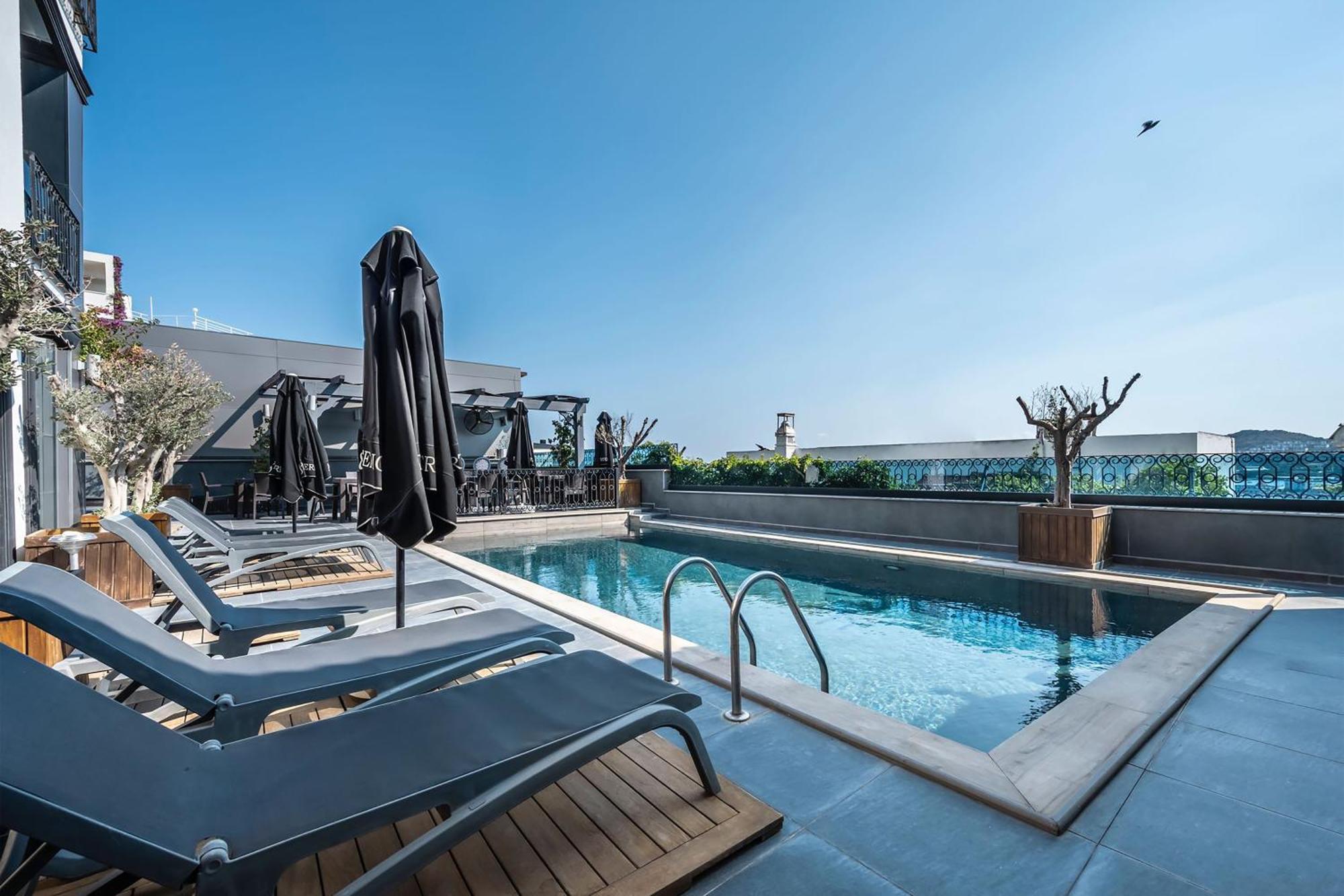 Otel Art & Interiors 2*